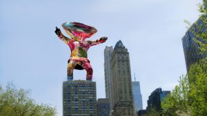 Personnage artistique en réalité augmentée au dessus d'un immeuble new-yorkais