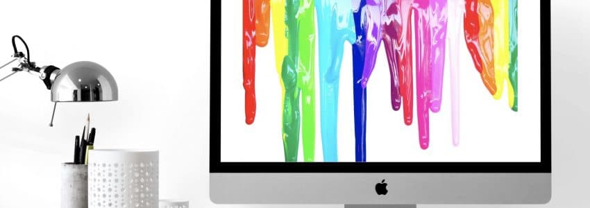 Coulures de peintures de couleurs vives affichées sur un ordinateur