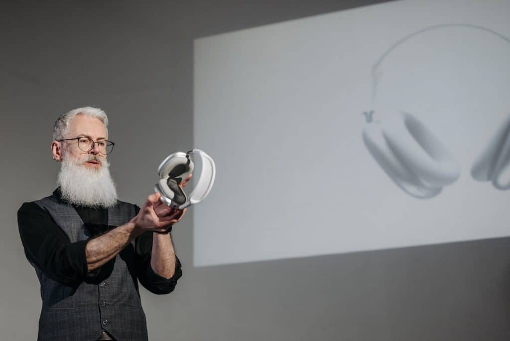 Entrepreneur présentant un casque audio